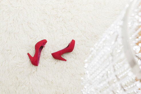 Rote High Heels liegen auf weißem Teppich - DRF000027