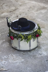 Germany, Baden Wuerttemberg, Laupheim, Drum of musician covered with flowers - HAF000169