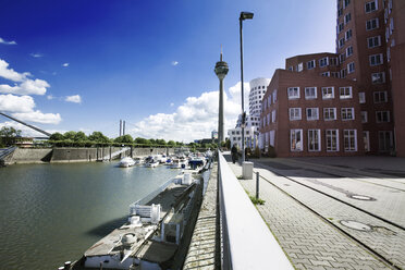 Deutschland, Nordrhein-Westfalen, Düsseldorf, Gehry-Gebäude und Fernsehturm im Medienhafen - MFF000652