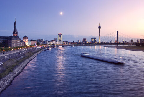 Deutschland, Nordrhein-Westfalen, Düsseldorf, Rhein in der Abenddämmerung - MFF000629