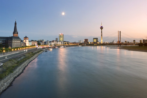 Deutschland, Nordrhein-Westfalen, Düsseldorf, Rhein in der Abenddämmerung, lizenzfreies Stockfoto