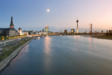 Germany, North Rhine-Westphalia, Dusseldorf, River Rhine at dusk - MFF000647