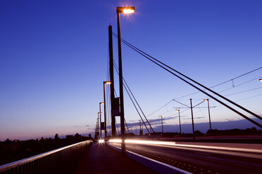 Germany, North Rhine-Westphalia, Dusseldorf, Bridge above River Rhine at dusk - MFF000630