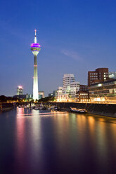 Deutschland, Nordrhein-Westfalen, Düsseldorf, Medienhafen mit Fernsehturm in der Abenddämmerung - MFF000637