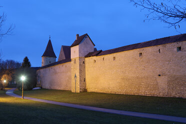 Deutschland, Bayern, Blick auf die Stadtmauer - LB000128