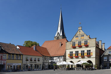 Deutschland, Nordrhein-Westfalen, Marktplatz mit Rathaus und St. Christophorus-Kirche - LB000141