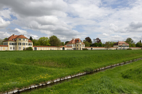 Deutschland, München, Blick auf Schloss Nymphenburg - LB000147