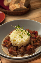 Schüssel mit Reisnudeln auf Haschisch-Tomatensauce mit Brot auf Holztisch - OD000247