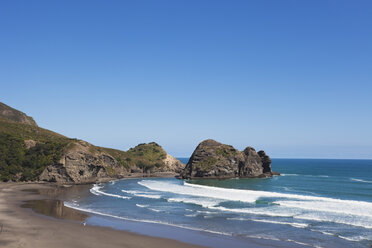 Neuseeland, Blick auf den Nun-Felsen am Strand von Piha - GWF002317