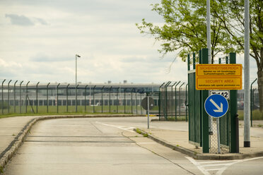 Deutschland, Berlin, Blick auf den Flughafen Berlin-Schönefeld - FB000077