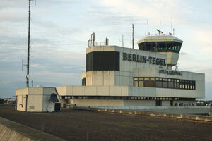 Deutschland, Berlin, Blick auf den Flughafen Berlin Tegel - FB000086