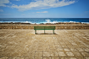 Italien, Blick auf eine leere Bank am Strand - DIKF000041