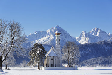 Deutschland, Bayern, Blick auf die Kirche St. Coloman vor den Tannheimer Bergen - SIEF004121