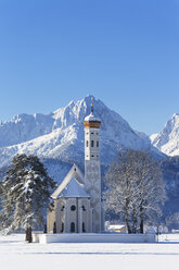 Deutschland, Bayern, Blick auf die Kirche St. Coloman vor den Tannheimer Bergen - SIE004122