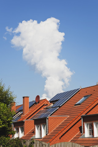 Deutschland, Nordrhein-Westfalen, Solarmodule auf Wohngebäuden, lizenzfreies Stockfoto