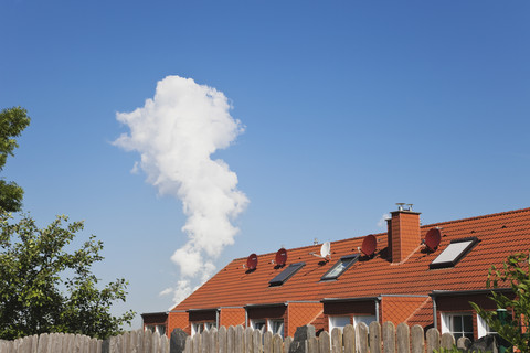 Deutschland, Nordrhein-Westfalen, Solarmodule auf Wohngebäuden, lizenzfreies Stockfoto