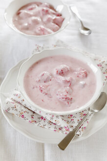 Schalen mit Erdbeeren und Quark auf einem Holztisch, Nahaufnahme - EVGF000147