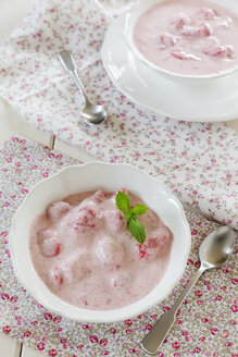 Schalen mit Erdbeeren und Quark auf einem Holztisch, Nahaufnahme - EVGF000149