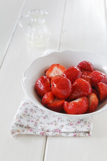 Schale mit Erdbeeren auf Holztisch, Nahaufnahme - EVGF000151