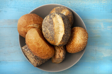 Schüssel mit gemischten Brötchen mit Mohn- und Sesambrötchen auf Holztisch, Nahaufnahme - OD000254