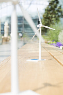 Deutschland, Hannover, Modell einer Windmühle auf einer Bank - KFF000078