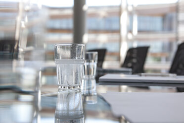 Gläser mit Wasser auf dem Tisch im Konferenzraum - KFF000063