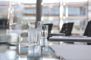 Gläser mit Wasser auf dem Tisch im Konferenzraum - KFF000063