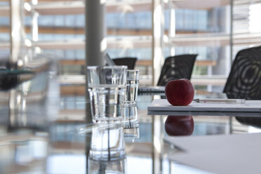 Gläser mit Wasser auf dem Tisch im Konferenzraum - KFF000064