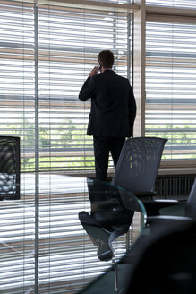 Geschäftsmann im Büro am Fenster - KFF000156