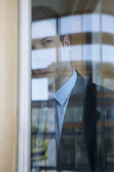 Geschäftsmann im Büro am Fenster - KFF000119