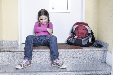 Deutschland, Nordrhein-Westfalen, Köln, Mädchen wartet in der Schule - FMKYF000487