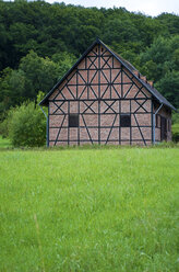 Deutschland, Hessen, Ansicht einer Scheune in Bad Soden - MHF000195