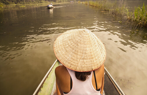 Vietnam, Ninh Binh, Touristin im Ruderboot - MBEF000607