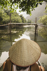 Vietnam, Ninh Binh, Touristin im Ruderboot - MBEF000610