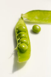 Grüne Erbsen auf weißem Hintergrund, Nahaufnahme - SARF000066