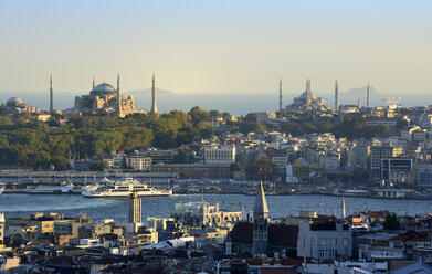 Türkei, Istanbul, Blick auf das Goldene Horn mit Hagia Sophia und Sultan-Ahmed-Moschee - LH000222
