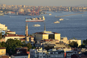 Türkei, Istanbul, Blick auf das Marmarameer und Uskudar - LH000223