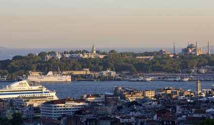 Türkei, Istanbul, Blick auf das Goldene Horn mit Hagia Sophia und Topkapi-Palast - LH000224