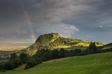 Deutschland, Baden Württemberg, Konstanz, Blick auf die Hegauer Landschaft mit Regenbogen - ELF000305