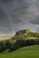 Deutschland, Baden Württemberg, Konstanz, Blick auf die Hegauer Landschaft mit Regenbogen - ELF000304