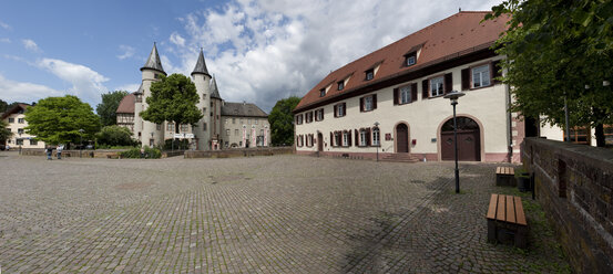 Deutschland, Hessen, Ansicht von Schloss Lohr am Main und Landratsamt Main-Spessart - AMF000733