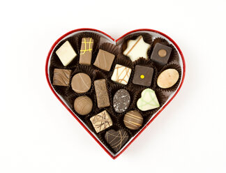 Pralinenschokolade in Herzverpackung zum Valentinstag - MABF000143