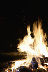 Brennendes Lagerfeuer bei Nacht - CRF002452