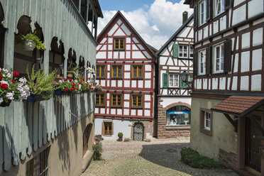 Germany, Baden Wuerttemberg, Half-timbered house in Staedtle town center - EL000317