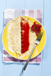 Pfannkuchen mit Himbeermarmelade, Himbeeren und frischen Lowbush Cranberries im Teller - MAEF007015