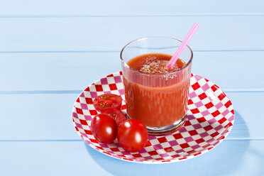 Frischer Tomatensaft im Glas mit Tomaten im Teller, Nahaufnahme - MAEF007011