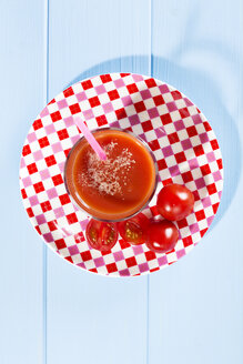 Frischer Tomatensaft im Glas mit Tomaten im Teller, Nahaufnahme - MAEF007010