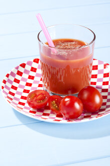 Frischer Tomatensaft im Glas mit Tomaten im Teller, Nahaufnahme - MAEF007009
