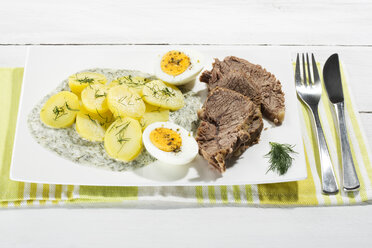 Rindfleisch mit Dillsauce, Kartoffeln und gekochtem Ei auf einem Teller, Nahaufnahme - MAEF007083