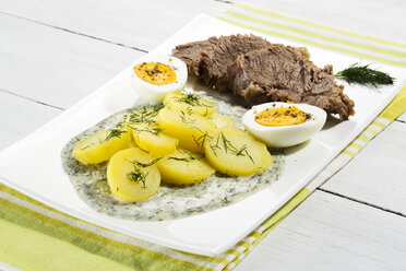 Rindfleisch mit Dillsauce, Kartoffeln und gekochtem Ei auf einem Teller, Nahaufnahme - MAEF007086